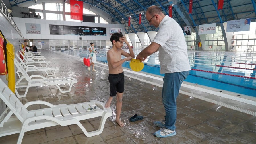 Ampute Sporcu Ahmet Yasin, Yüzme Tutkusuyla Engelleri Aşıyor