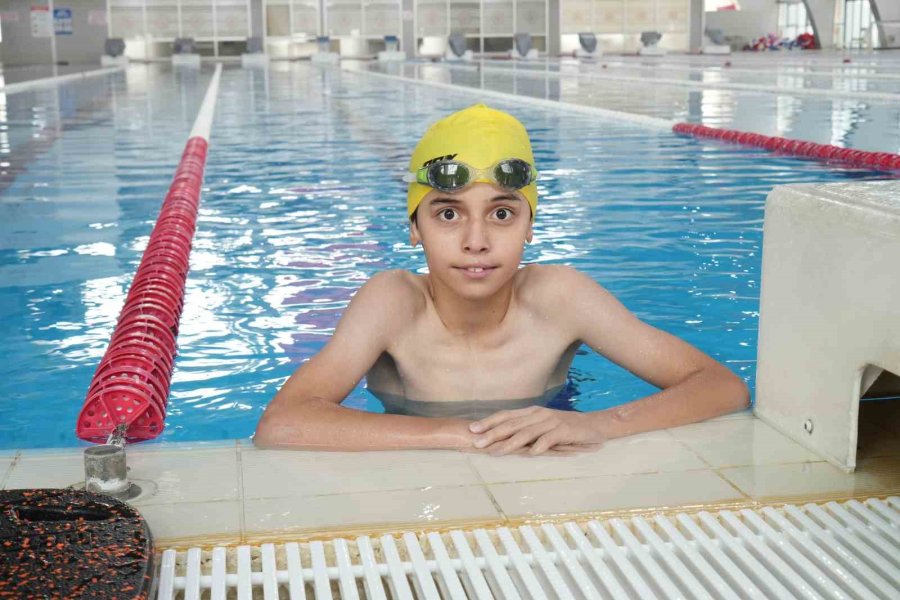 Ampute Sporcu Ahmet Yasin, Yüzme Tutkusuyla Engelleri Aşıyor