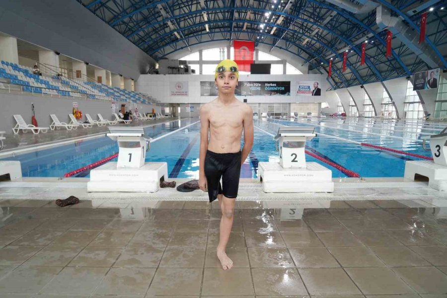 Ampute Sporcu Ahmet Yasin, Yüzme Tutkusuyla Engelleri Aşıyor
