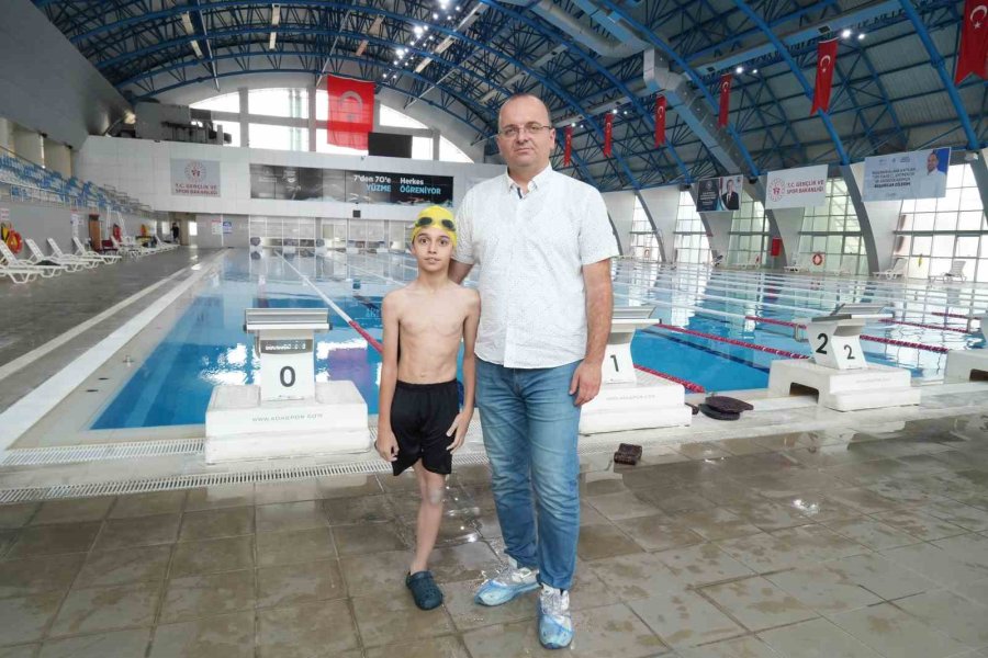 Ampute Sporcu Ahmet Yasin, Yüzme Tutkusuyla Engelleri Aşıyor