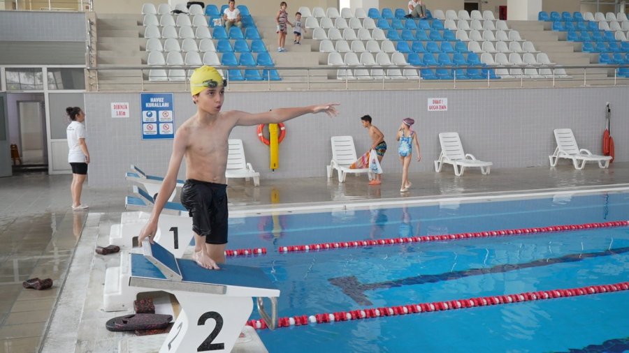 Ampute Sporcu Ahmet Yasin, Yüzme Tutkusuyla Engelleri Aşıyor