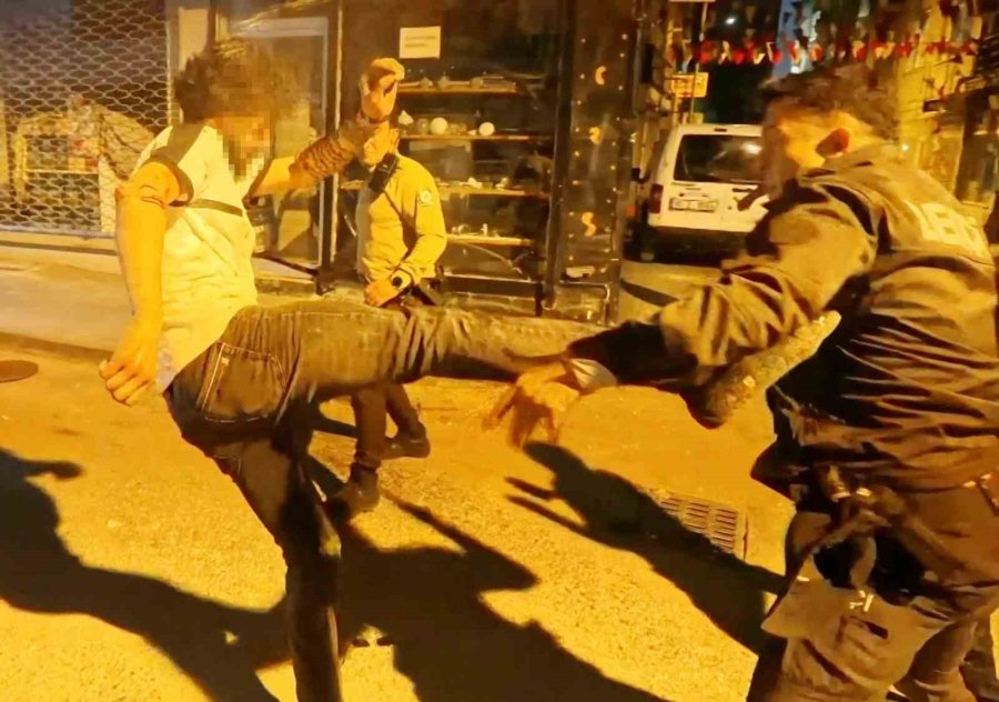 Kavgaya Müdahale Eden Polise Bıçak Ve Sandalyeli Saldırı: 2’si Polis 4 Yaralı