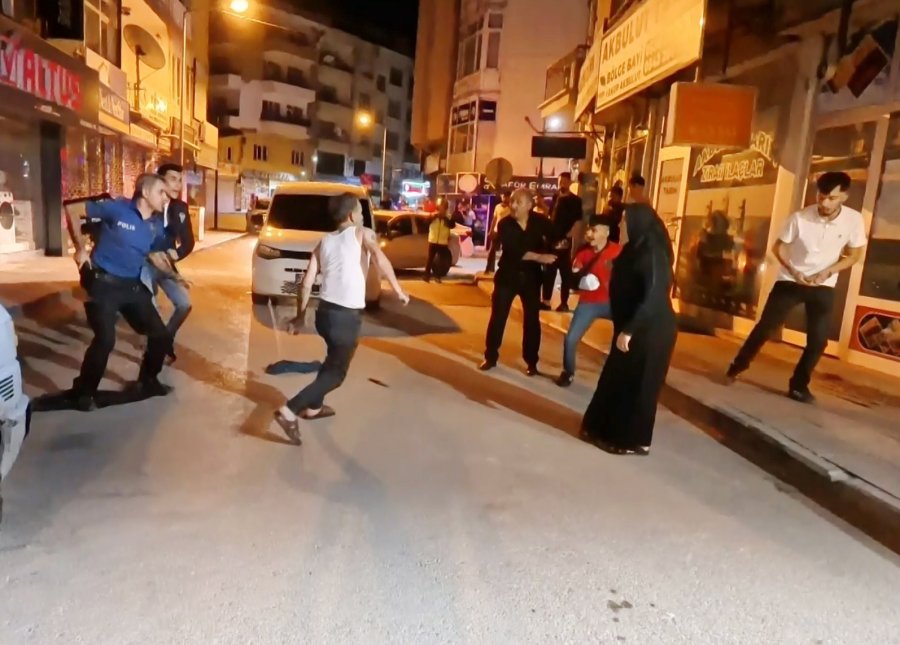 Kavgaya Müdahale Eden Polise Bıçak Ve Sandalyeli Saldırı: 2’si Polis 4 Yaralı