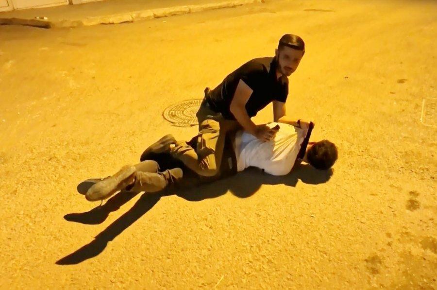 Kavgaya Müdahale Eden Polise Bıçak Ve Sandalyeli Saldırı: 2’si Polis 4 Yaralı