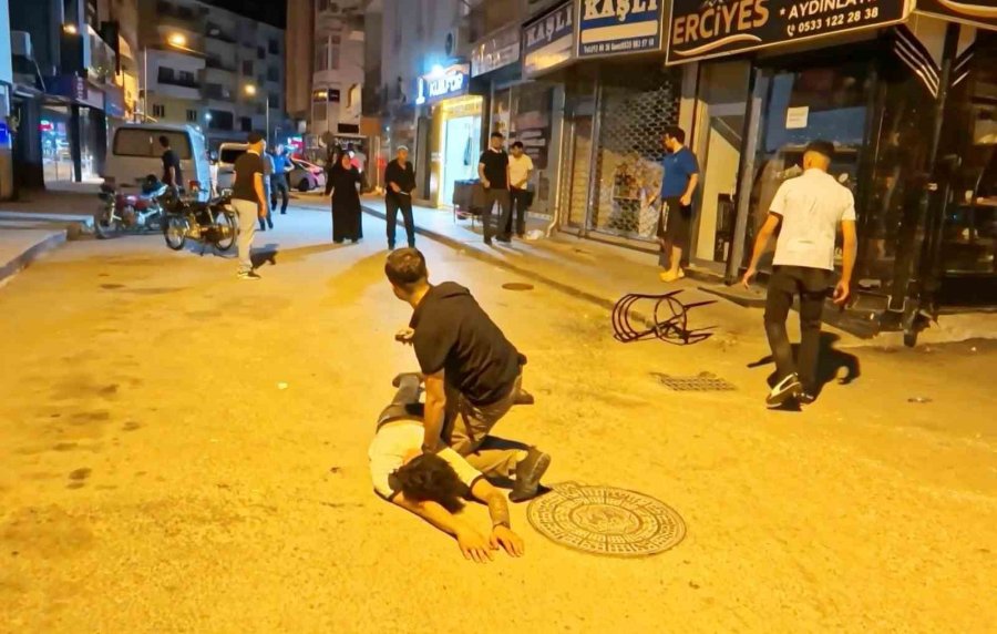 Kavgaya Müdahale Eden Polise Bıçak Ve Sandalyeli Saldırı: 2’si Polis 4 Yaralı