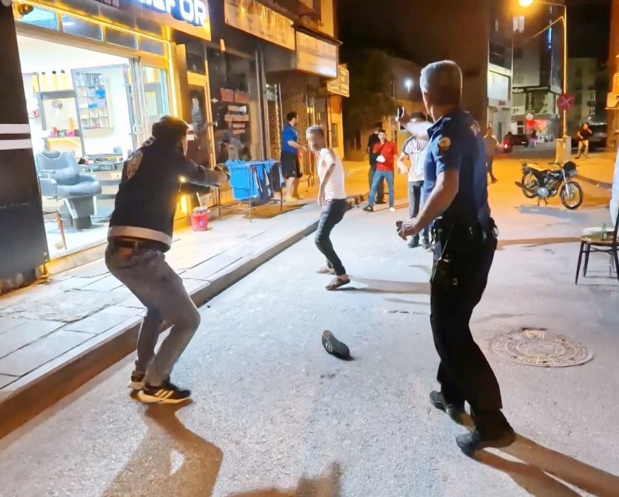Kavgaya Müdahale Eden Polise Bıçak Ve Sandalyeli Saldırı: 2’si Polis 4 Yaralı