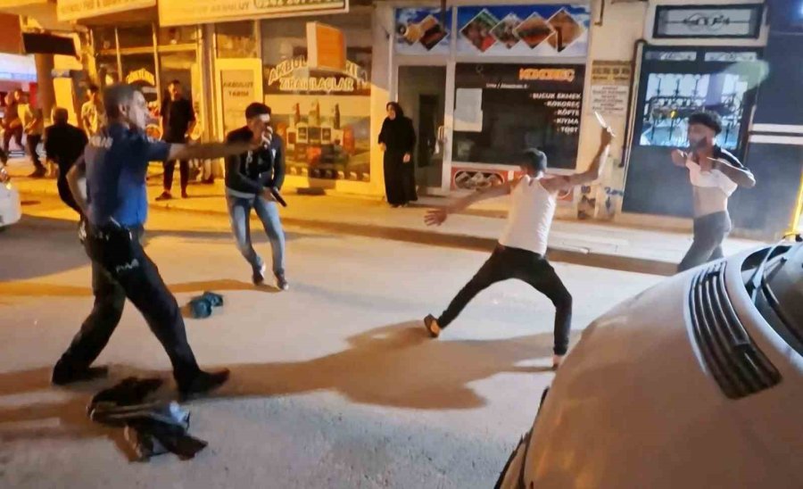 Kavgaya Müdahale Eden Polise Bıçak Ve Sandalyeli Saldırı: 2’si Polis 4 Yaralı