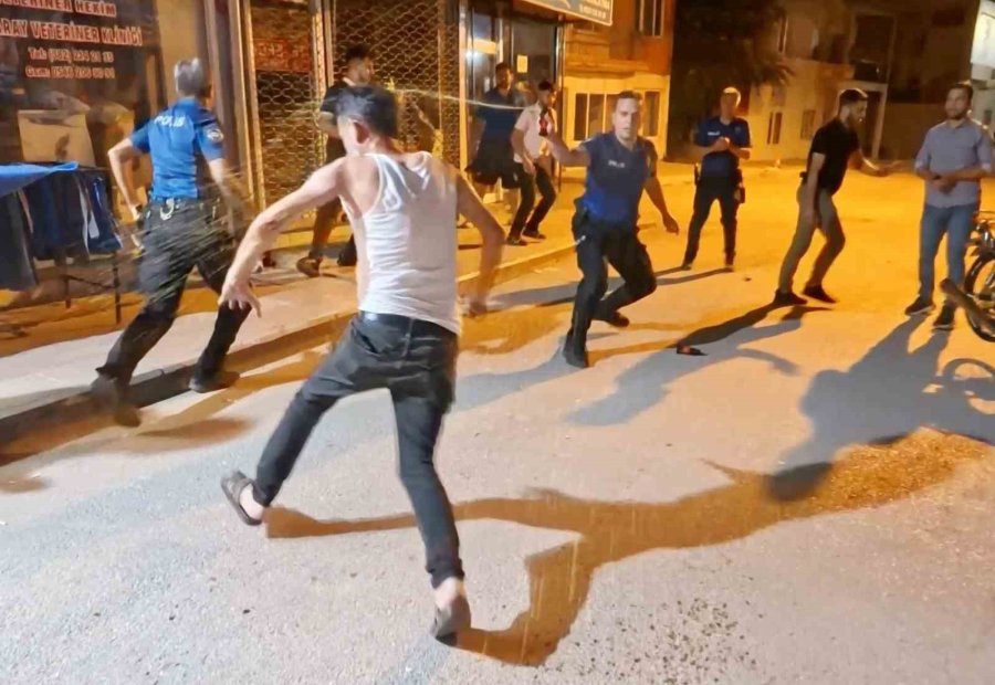 Kavgaya Müdahale Eden Polise Bıçak Ve Sandalyeli Saldırı: 2’si Polis 4 Yaralı