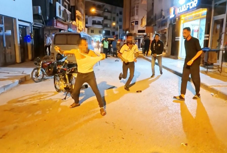Kavgaya Müdahale Eden Polise Bıçak Ve Sandalyeli Saldırı: 2’si Polis 4 Yaralı