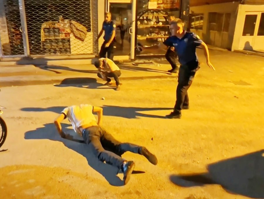 Kavgaya Müdahale Eden Polise Bıçak Ve Sandalyeli Saldırı: 2’si Polis 4 Yaralı