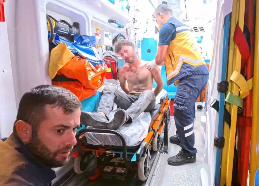 Kavgaya Müdahale Eden Polise Bıçak Ve Sandalyeli Saldırı: 2’si Polis 4 Yaralı