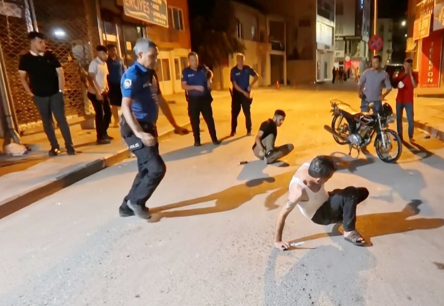 Kavgaya Müdahale Eden Polise Bıçak Ve Sandalyeli Saldırı: 2’si Polis 4 Yaralı