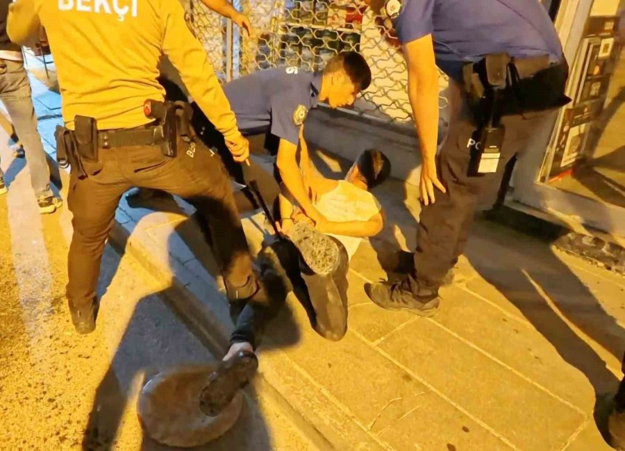 Kavgaya Müdahale Eden Polise Bıçak Ve Sandalyeli Saldırı: 2’si Polis 4 Yaralı