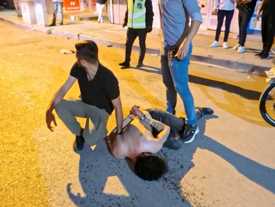 Kavgaya Müdahale Eden Polise Bıçak Ve Sandalyeli Saldırı: 2’si Polis 4 Yaralı