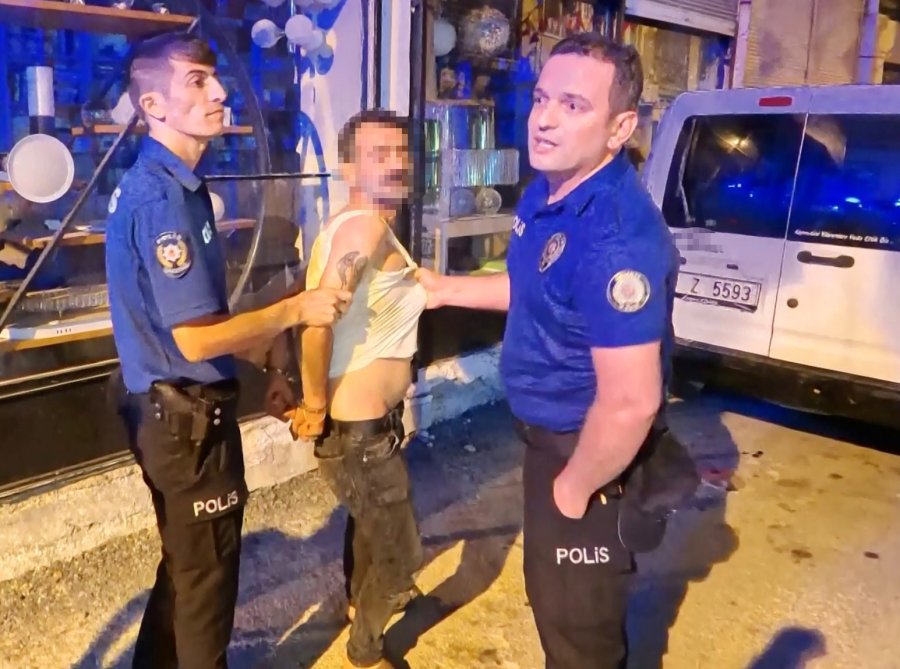 Kavgaya Müdahale Eden Polise Bıçak Ve Sandalyeli Saldırı: 2’si Polis 4 Yaralı