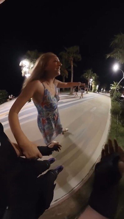 Alanya’da Sahilde Kaybolan Çocuk, Patenci Rus Kadın Sayesinde Bulundu