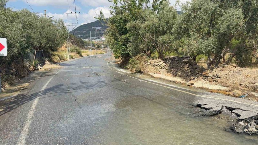 Gazipaşa’da Dsi’ye Ait Su Borusu Patladı, Yol Kullanılamaz Hale Geldi
