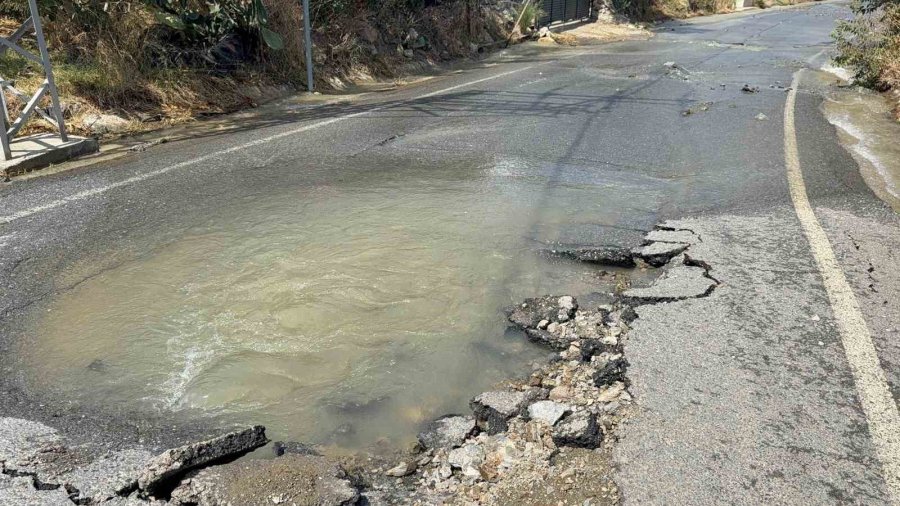 Gazipaşa’da Dsi’ye Ait Su Borusu Patladı, Yol Kullanılamaz Hale Geldi