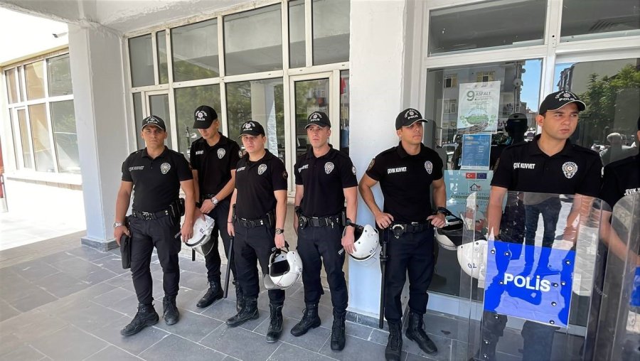 Karaman’da 3 Gündür Susuz Kalan Site Sakinleri Durumu Belediye Önünde Protesto Etti