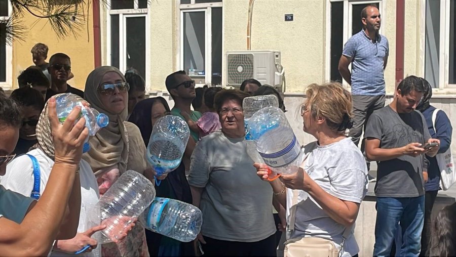 Karaman’da 3 Gündür Susuz Kalan Site Sakinleri Durumu Belediye Önünde Protesto Etti