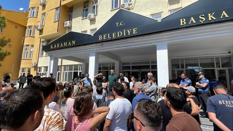 Karaman’da 3 Gündür Susuz Kalan Site Sakinleri Durumu Belediye Önünde Protesto Etti