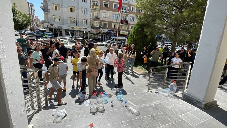 Karaman’da 3 Gündür Susuz Kalan Site Sakinleri Durumu Belediye Önünde Protesto Etti