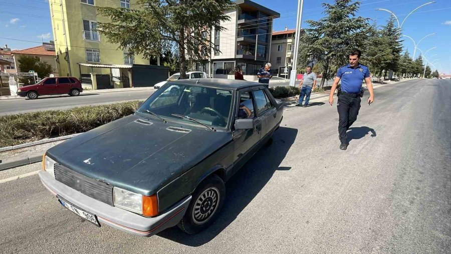 Karaman’da Karşı Şeride Geçen Otomobilin Tekeri Koptu