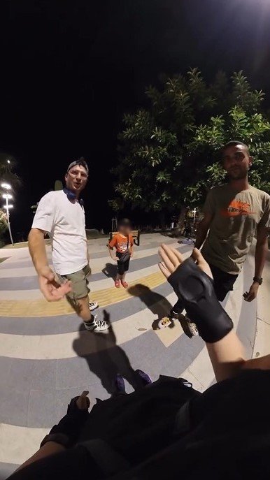 Alanya’da Sahilde Kaybolan Çocuk, Patenci Rus Kadın Sayesinde Bulundu