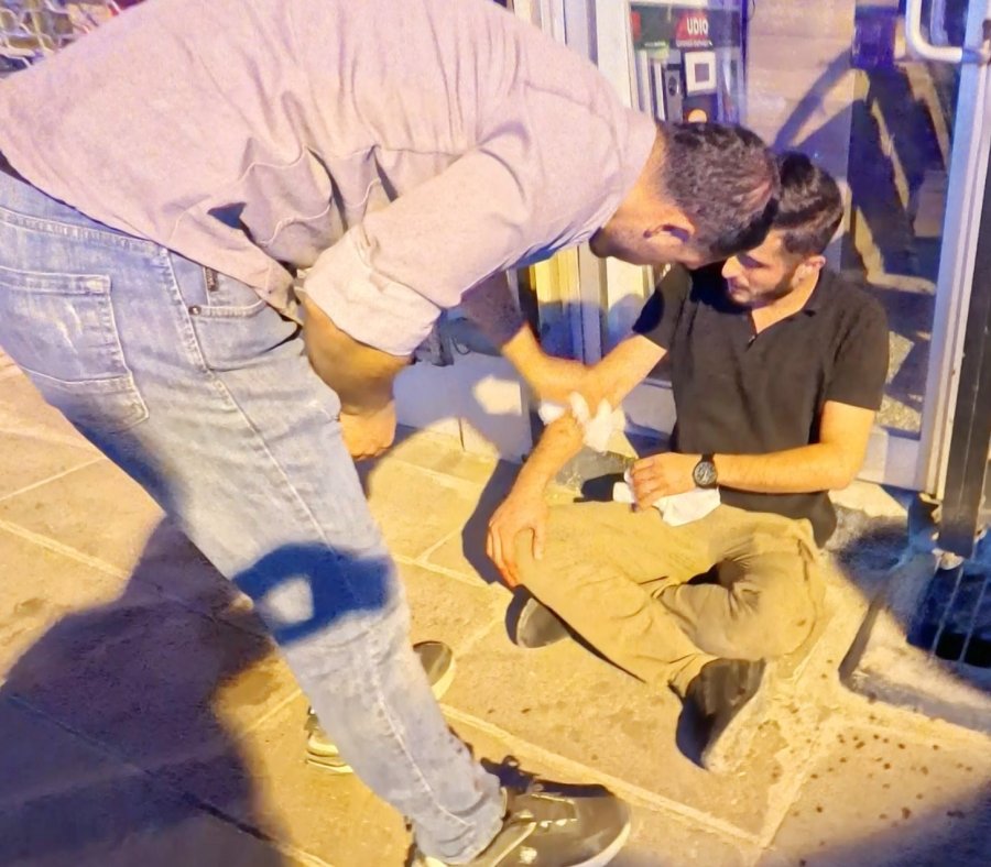 Kavgaya Müdahale Eden Polise Bıçak Ve Sandalyeli Saldırı: 2’si Polis 4 Yaralı