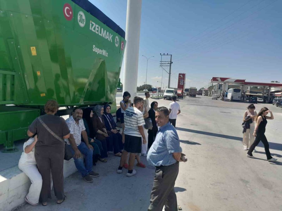 İzmir-adana Seferi Çileye Döndü: Mazotu Biten Otobüs Yolda Kalınca Yolcular Mağdur Oldu