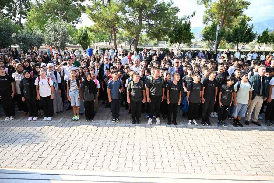 Kemer’de İlk Zil, Kitap Ve Kırtasiye Hediyesiyle Geldi