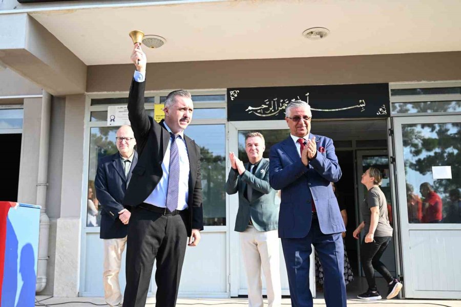 Kemer’de İlk Zil, Kitap Ve Kırtasiye Hediyesiyle Geldi