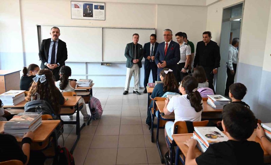 Kemer’de İlk Zil, Kitap Ve Kırtasiye Hediyesiyle Geldi