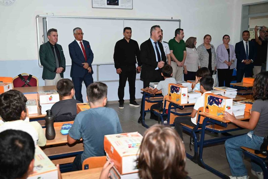 Kemer’de İlk Zil, Kitap Ve Kırtasiye Hediyesiyle Geldi