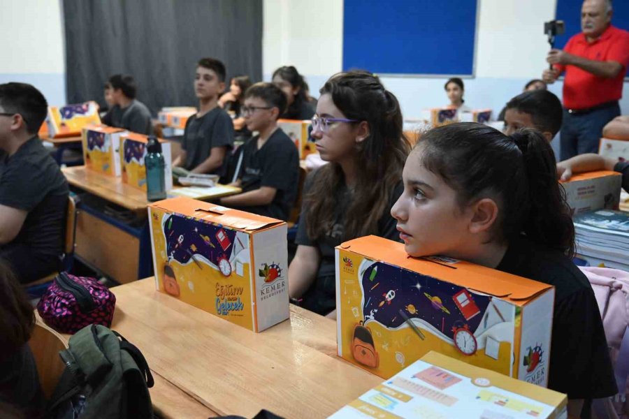 Kemer’de İlk Zil, Kitap Ve Kırtasiye Hediyesiyle Geldi