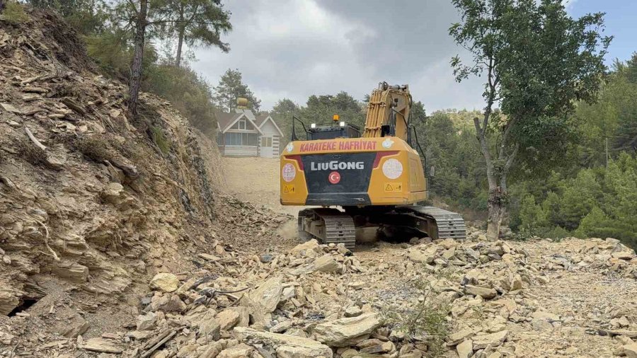 Tonlarca Ağırlıkta Olan Evini Eşyalarıyla Birlikte Rayların Üzerinden İş Makinesi Yardımıyla Yürütüp Tapulu Arazine Çekti