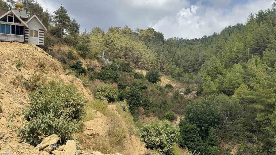 Tonlarca Ağırlıkta Olan Evini Eşyalarıyla Birlikte Rayların Üzerinden İş Makinesi Yardımıyla Yürütüp Tapulu Arazine Çekti