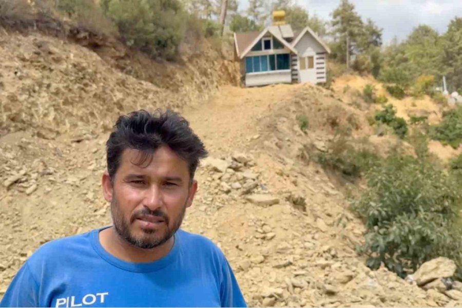 Tonlarca Ağırlıkta Olan Evini Eşyalarıyla Birlikte Rayların Üzerinden İş Makinesi Yardımıyla Yürütüp Tapulu Arazine Çekti