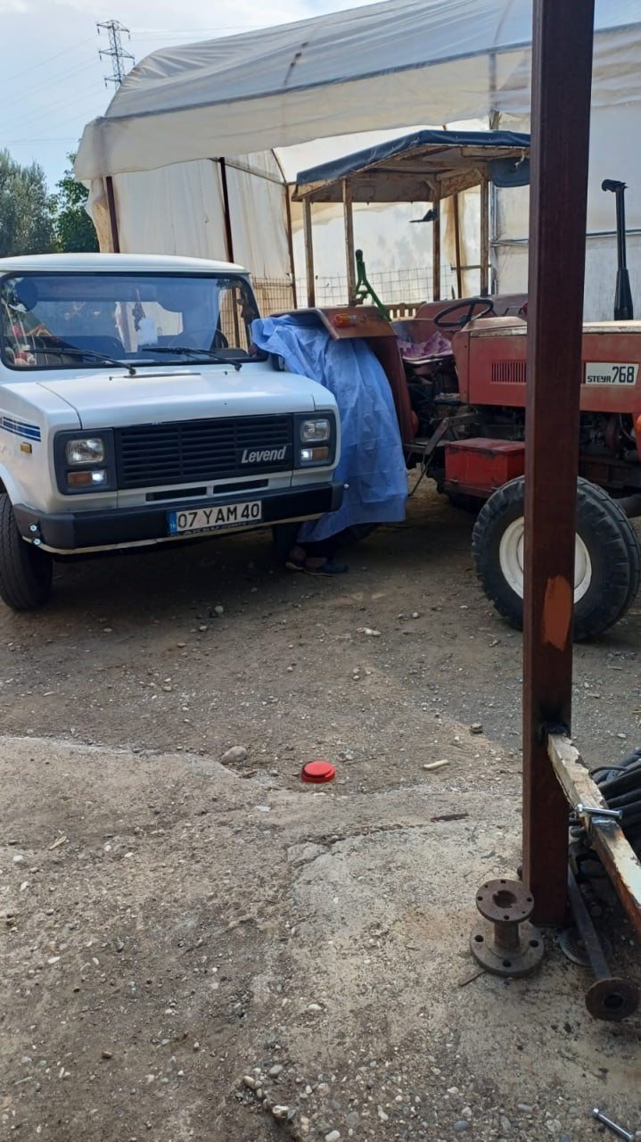 Lastiğini Tamir Ettiği Kamyonet İle Traktör Arasına Sıkışarak Hayatını Kaybetti