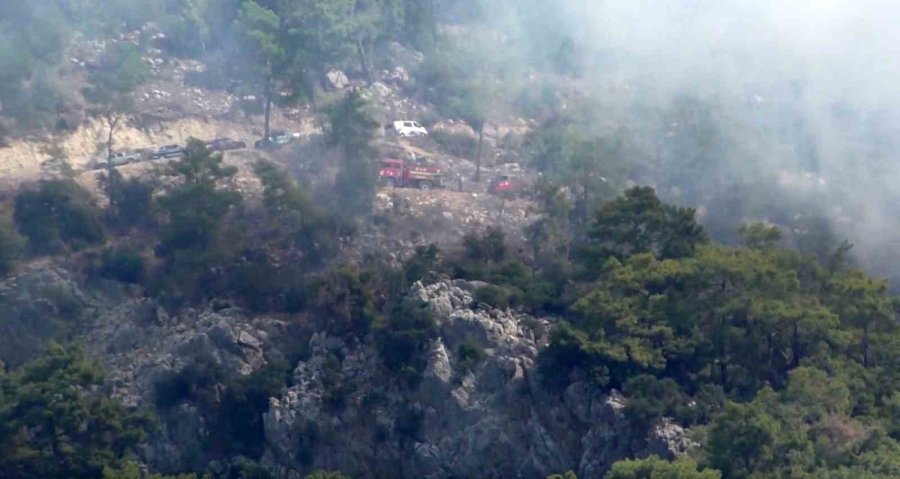 Kemer’de Ormanlık Alanda Çıkan Yangın Büyümeden Kontrol Altına Alındı