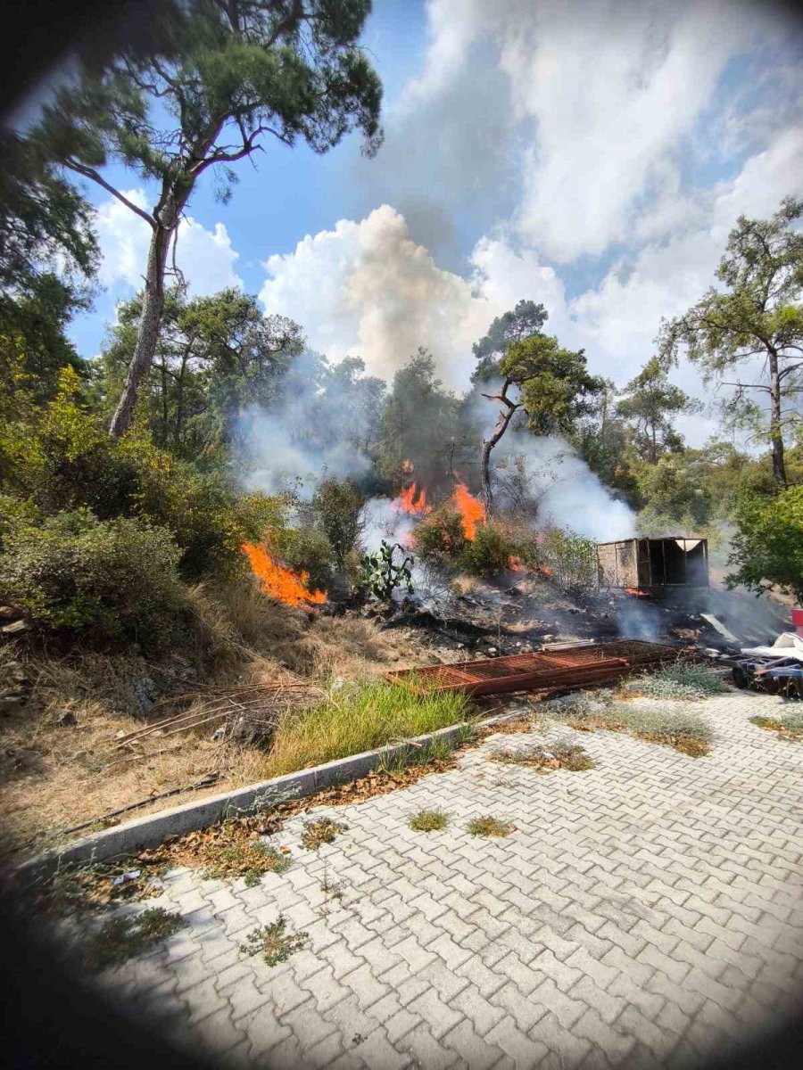 Kemer’de Ormanlık Alanda Çıkan Yangın Büyümeden Kontrol Altına Alındı