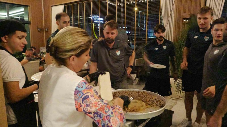 Bursasporlu Oyuncular Galibiyeti Tantuni Yiyerek Kutladı