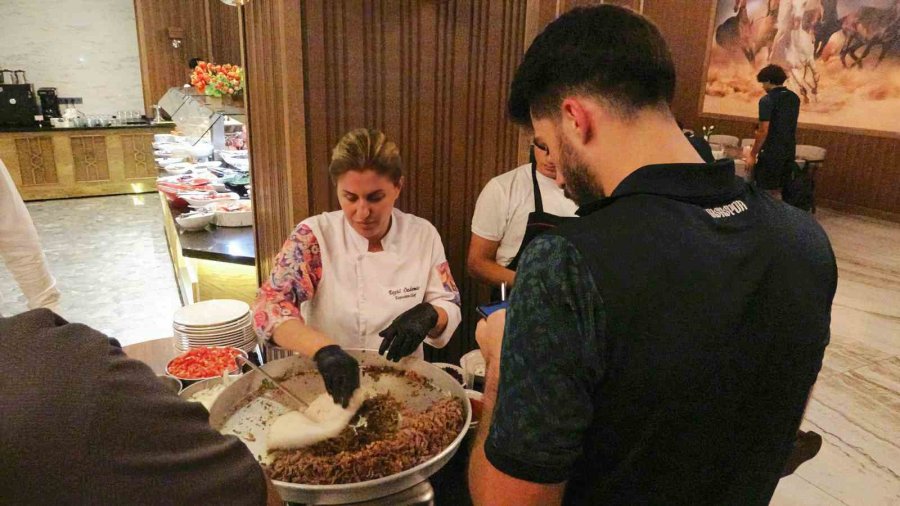 Bursasporlu Oyuncular Galibiyeti Tantuni Yiyerek Kutladı