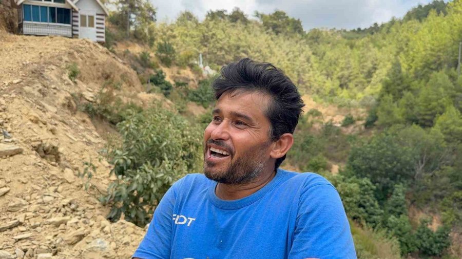 Tonlarca Ağırlıkta Olan Evini Eşyalarıyla Birlikte Rayların Üzerinden İş Makinesi Yardımıyla Yürütüp Tapulu Arazine Çekti