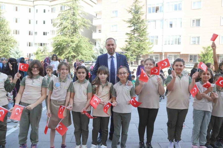 Başkan Özdemir: "eğitim, Geleceğimizi Aydınlatan En Önemli Işıktır"