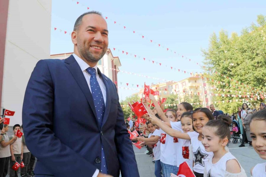 Başkan Özdemir: "eğitim, Geleceğimizi Aydınlatan En Önemli Işıktır"