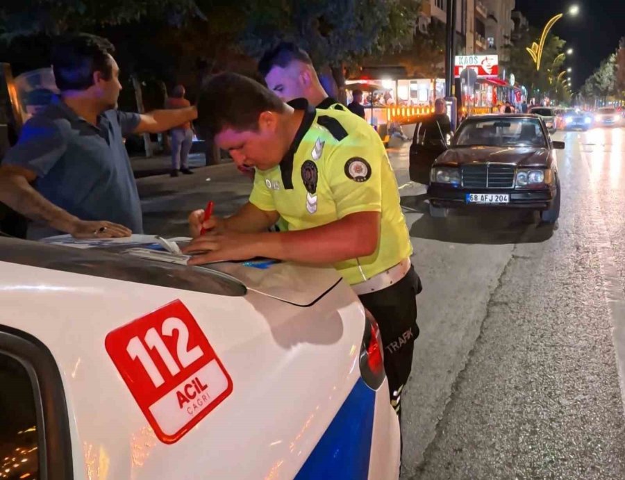 Polise "işlem Yapmayın" Dedi, Olmayınca Gazeteciye Hakaret Etti