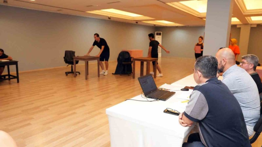 Alanya Belediye Tiyatrosu’ndan Yeni Sezonun İlk Prömiyeri: "palto"