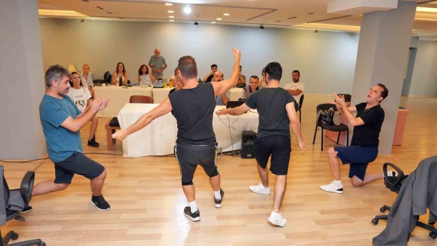 Alanya Belediye Tiyatrosu’ndan Yeni Sezonun İlk Prömiyeri: "palto"