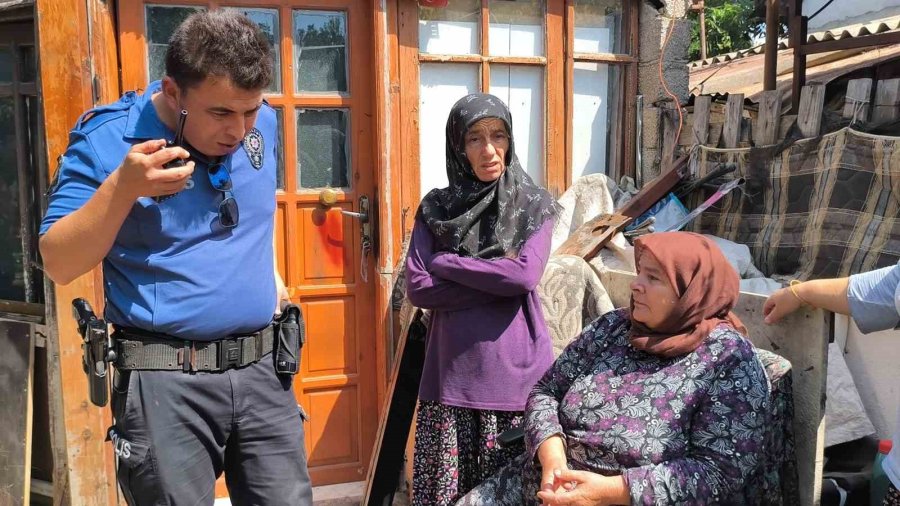 Evinde Yangın Çıkan Adam Söndürme Çalışmalarını Çaresiz Gözlerle İzledi